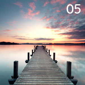 Motiv: Wassersteg im Sonnenaufgang