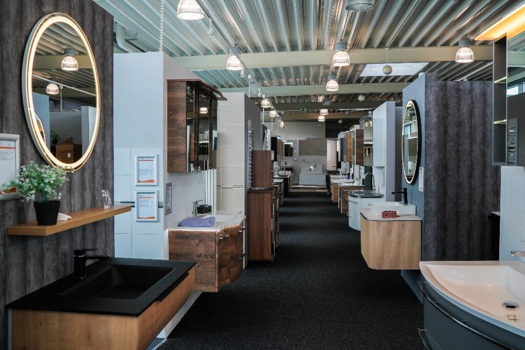 Badausstellung Showroom mit Spiegeln und Waschtischen
