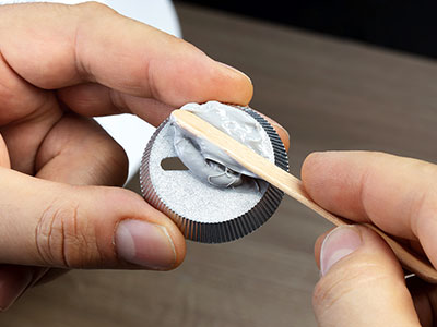 Badaccesoires Kleber auftragen Badaccessoires Kleber auftragen mit Spachtel